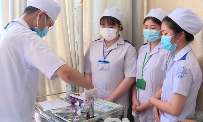 Kiến nghị bổ sung biên chế là người có chuyên môn cho giáo dục, y tế ở cấp xã