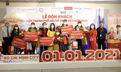 Những vị khách đầu tiên xông đất TP.HCM