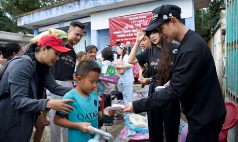 Lý Hải trao quà từ thiện cho bà con nghèo tại bối cảnh ghi hình phim mới
