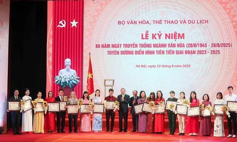Đạo diễn Lý Hải nhận bằng khen tại Lễ kỷ niệm 80 năm Ngày truyền thống Ngành Văn hóa