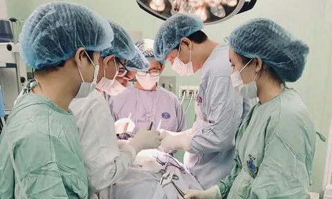 E ngại không thăm khám, khối u phát triển to đường kính hơn 10cm bác sỹ chỉ định phẫu thuật