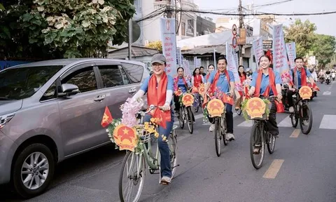 Hoa hậu Hoàng Thanh Nga đạp xe tuyên truyền bầu cử, lan tỏa tinh thần trách nhiệm công dân