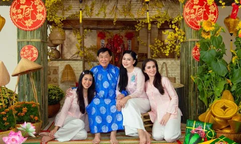 Doanh nhân Thuỷ Tiên khoe nhan sắc xinh đẹp và trẻ trung khi diện áo dài du xuân cùng con gái