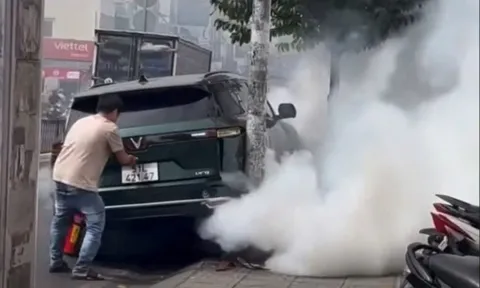 Xe ô tô 7 chổ bốc khói dữ dội ngay trên đường