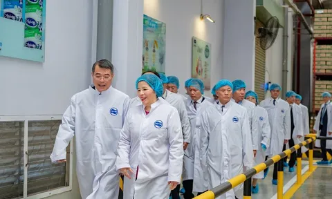 Ủy viên Bộ Chính trị, Thủ tướng Chính phủ Lê Minh Hưng thăm nhà máy Angkormilk của Vinamilk tại Campuchia